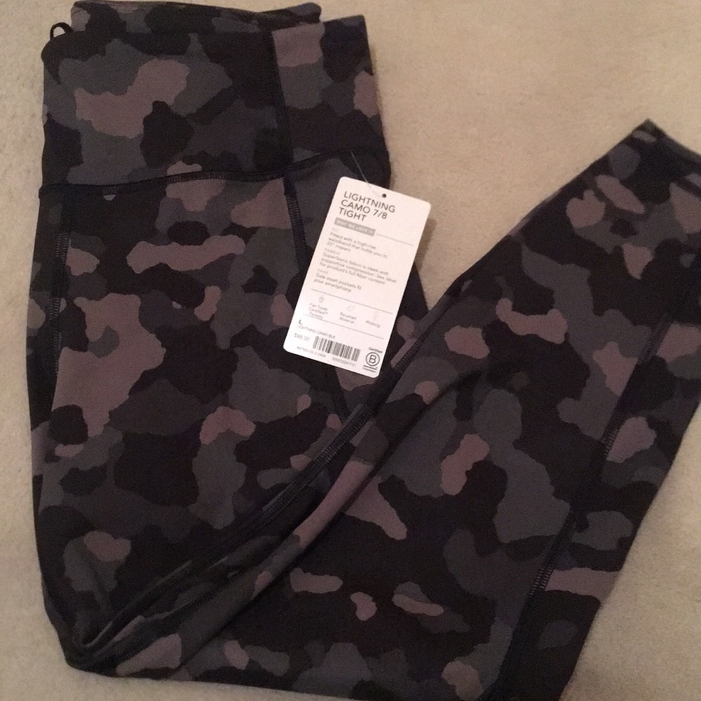 Athleta Lightning camo 7/8 tight size large